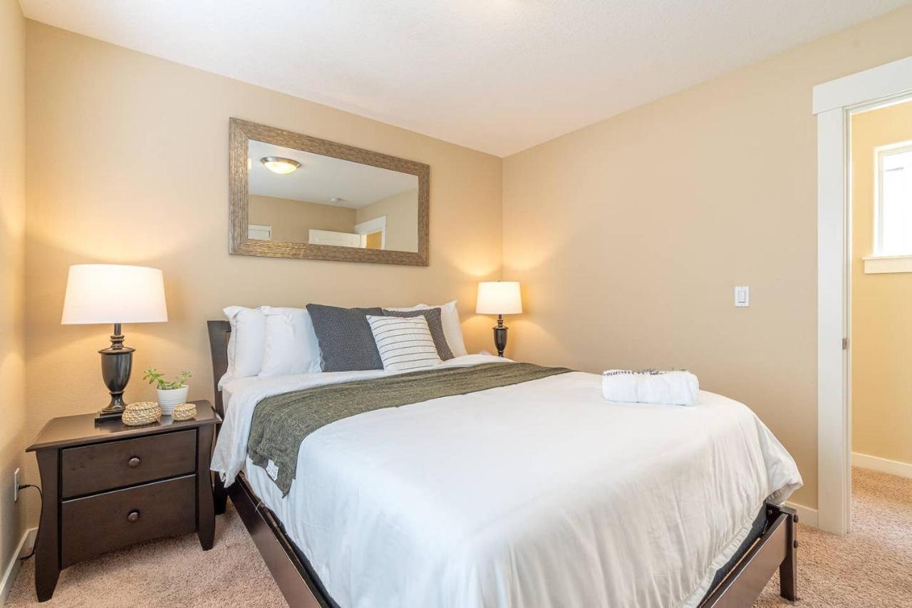 Modern home, Four bedrooms, King Beds Tigard Eksteriør billede