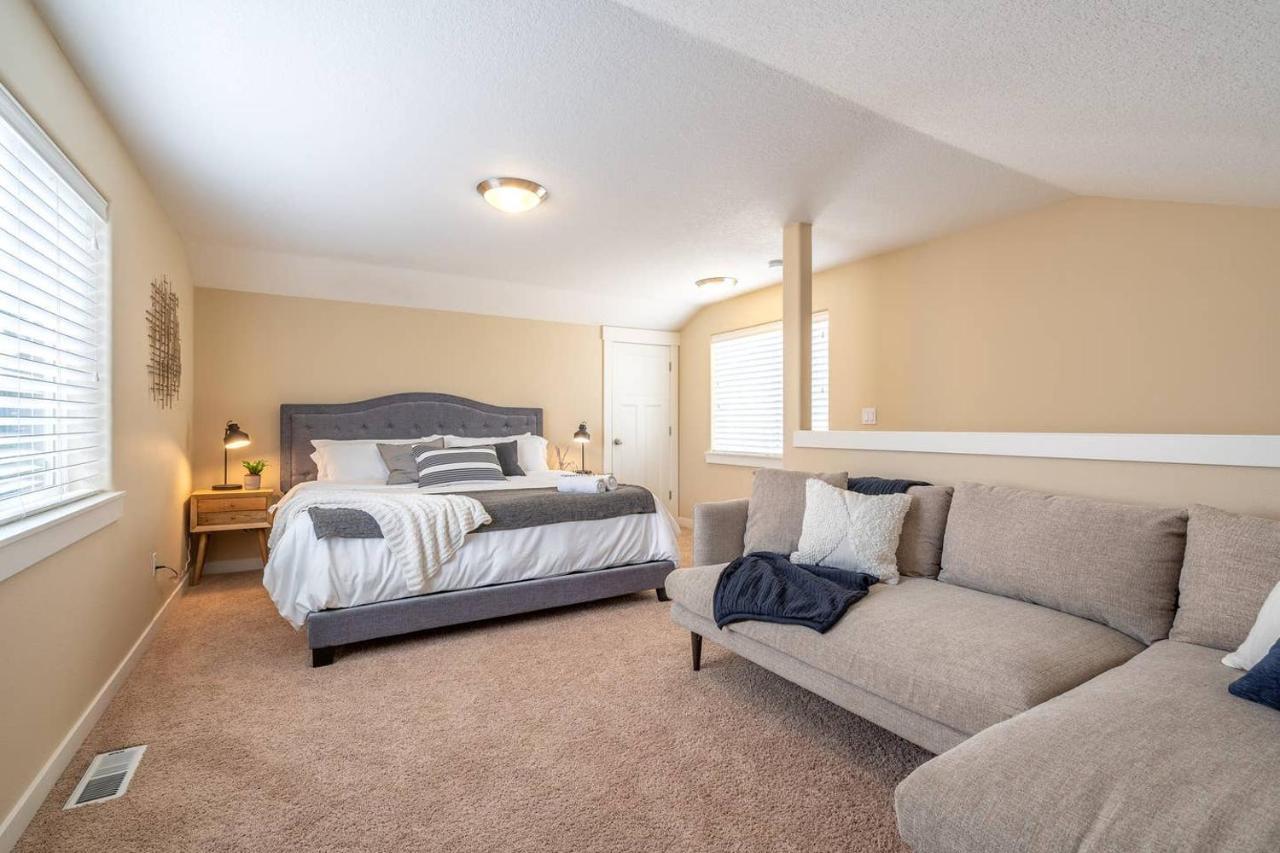 Modern home, Four bedrooms, King Beds Tigard Eksteriør billede