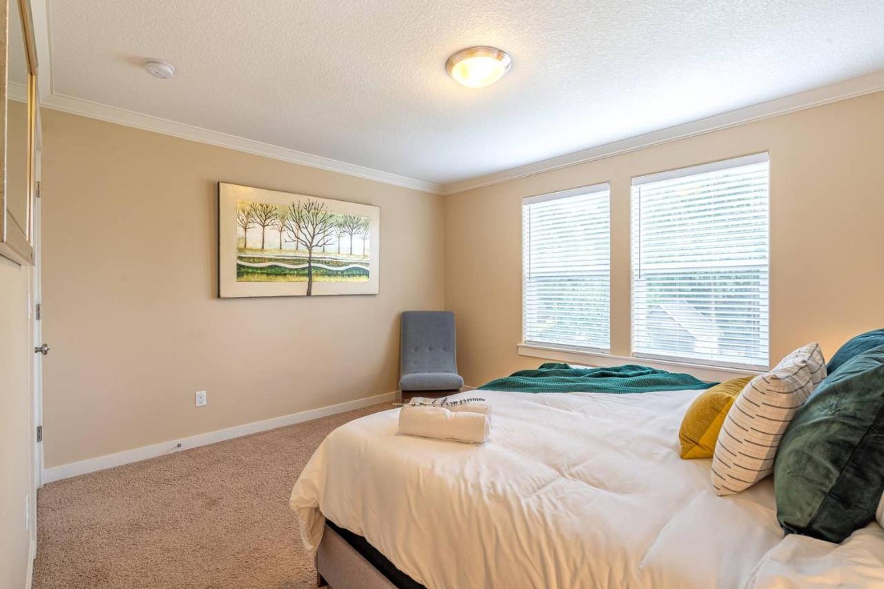 Modern home, Four bedrooms, King Beds Tigard Eksteriør billede